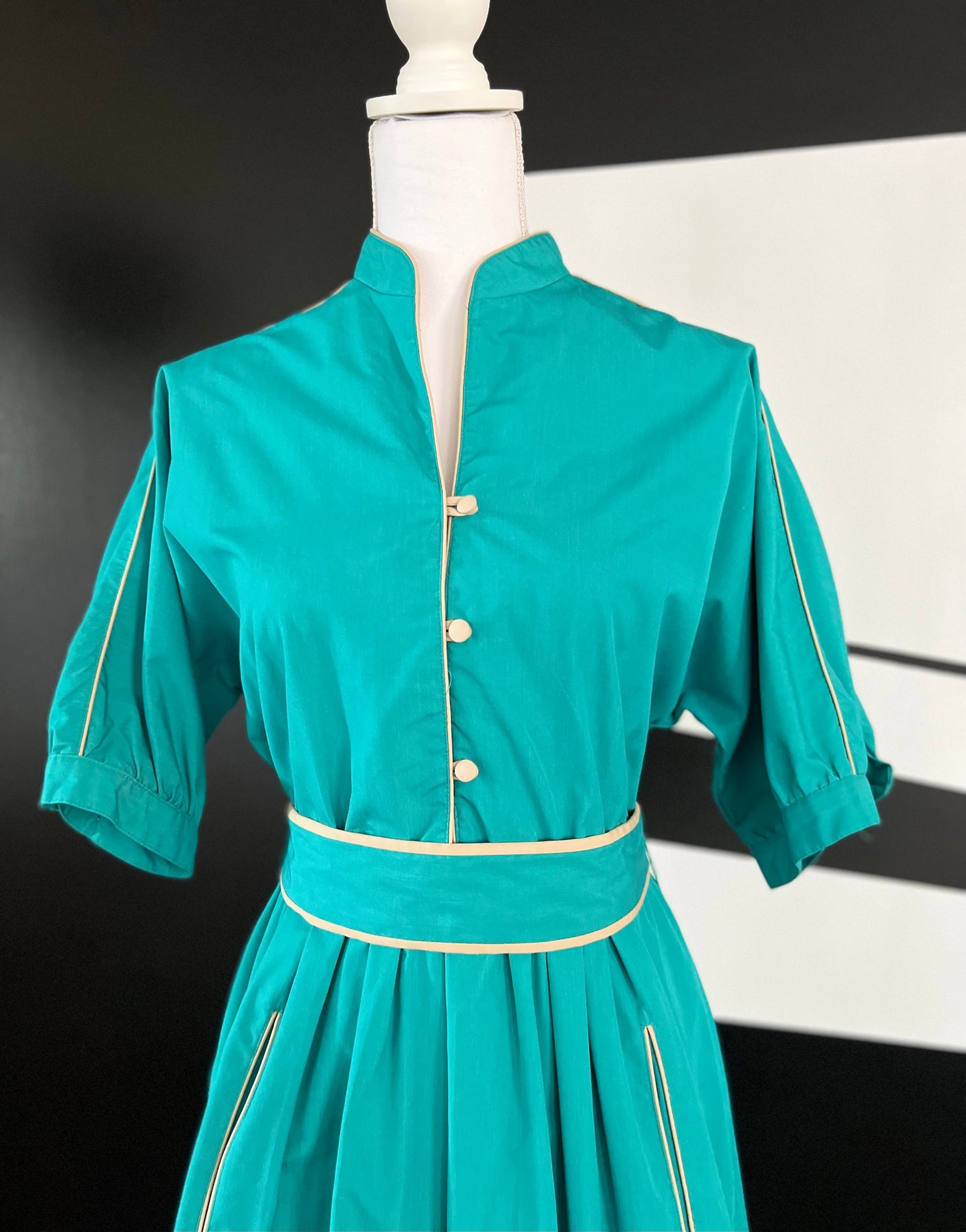 Vintage green dress with short sleeves and full skirt